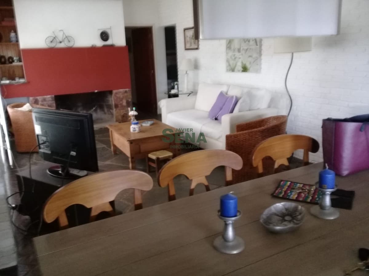 Alquiler de Casa en Pinares 4 dormitorios, 2 baños, a 2 cuadras del mar