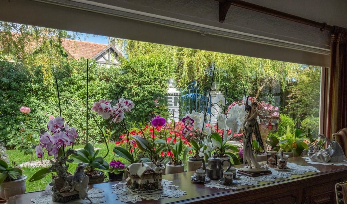 Venta de hermosa casa en Pinares, 3 dormitorios, 2 baños y gran parque.