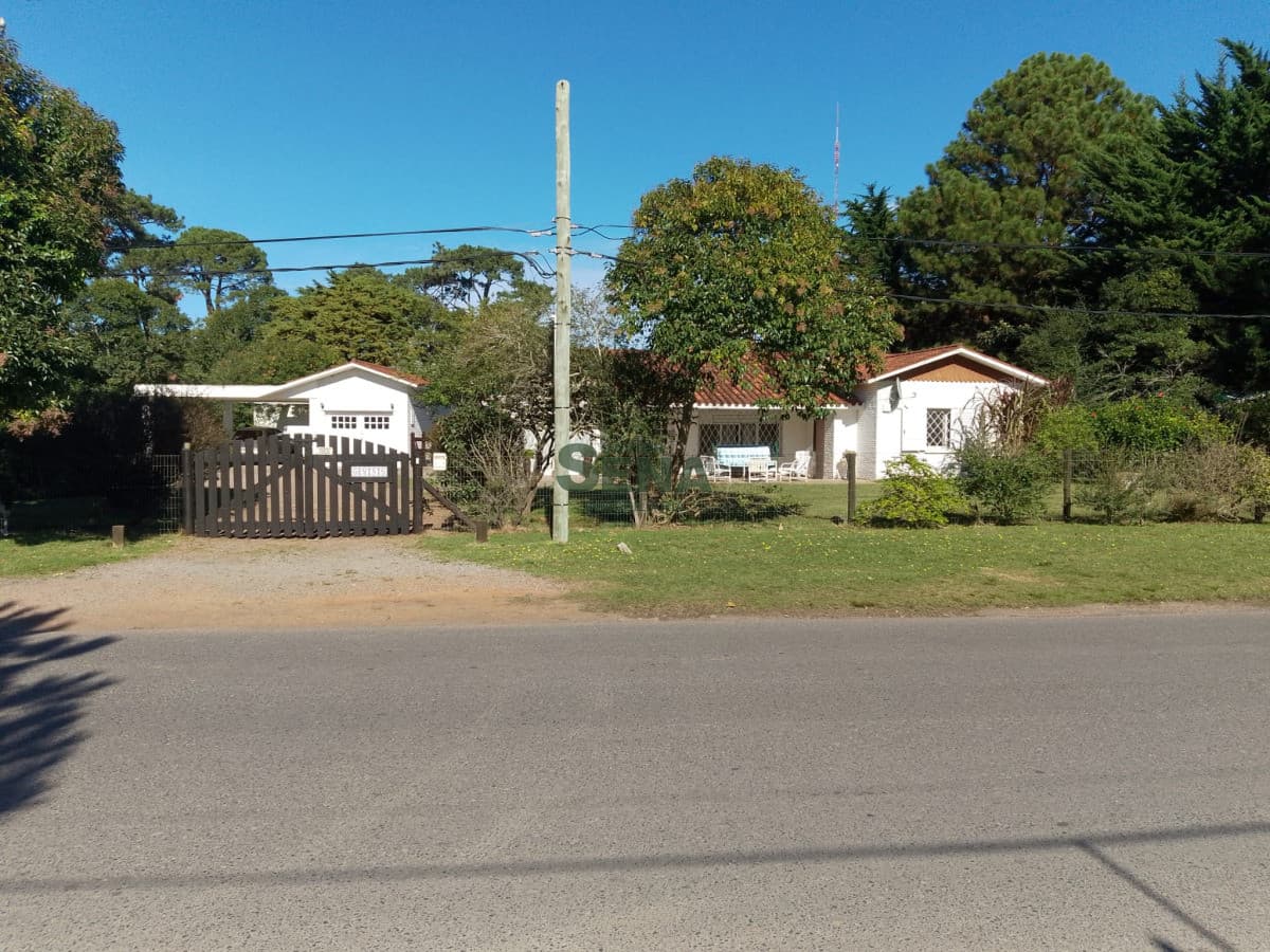 Venta de casa Barrio Cordoba, 4 dormitorios, 4 baños con gran parque