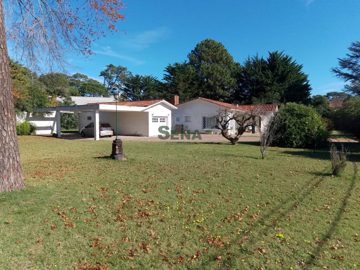 Venta de casa Barrio Cordoba, 4 dormitorios, 4 baños con gran parque