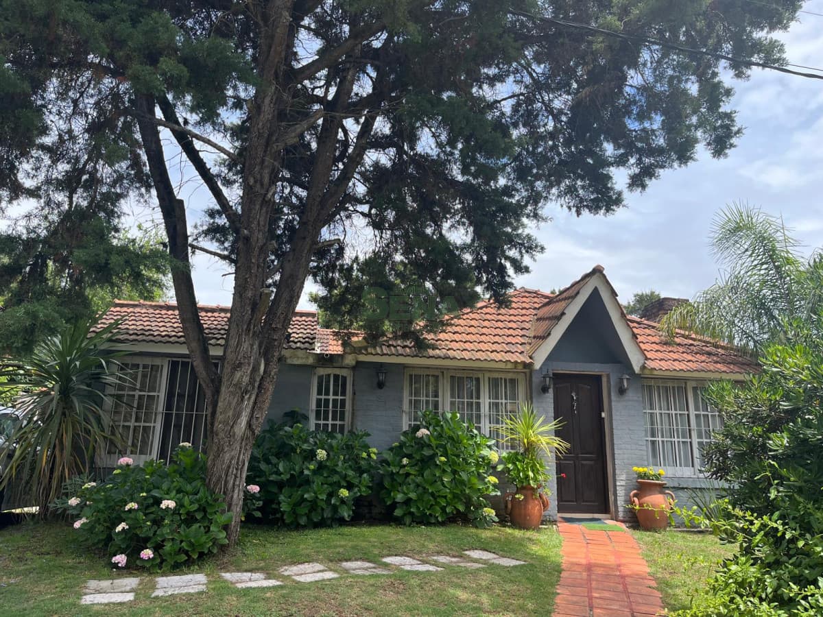 Casa en venta Jardines de córdoba, 4 dormitorios en suite, parrillero y garaje.