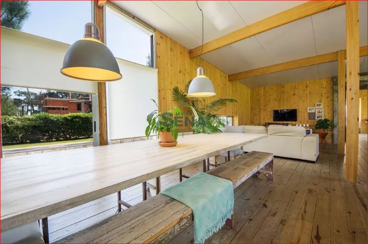 Venta y alquiler de casa en Cantegril, zona de colegios 5 dormitorios, 4 baños.