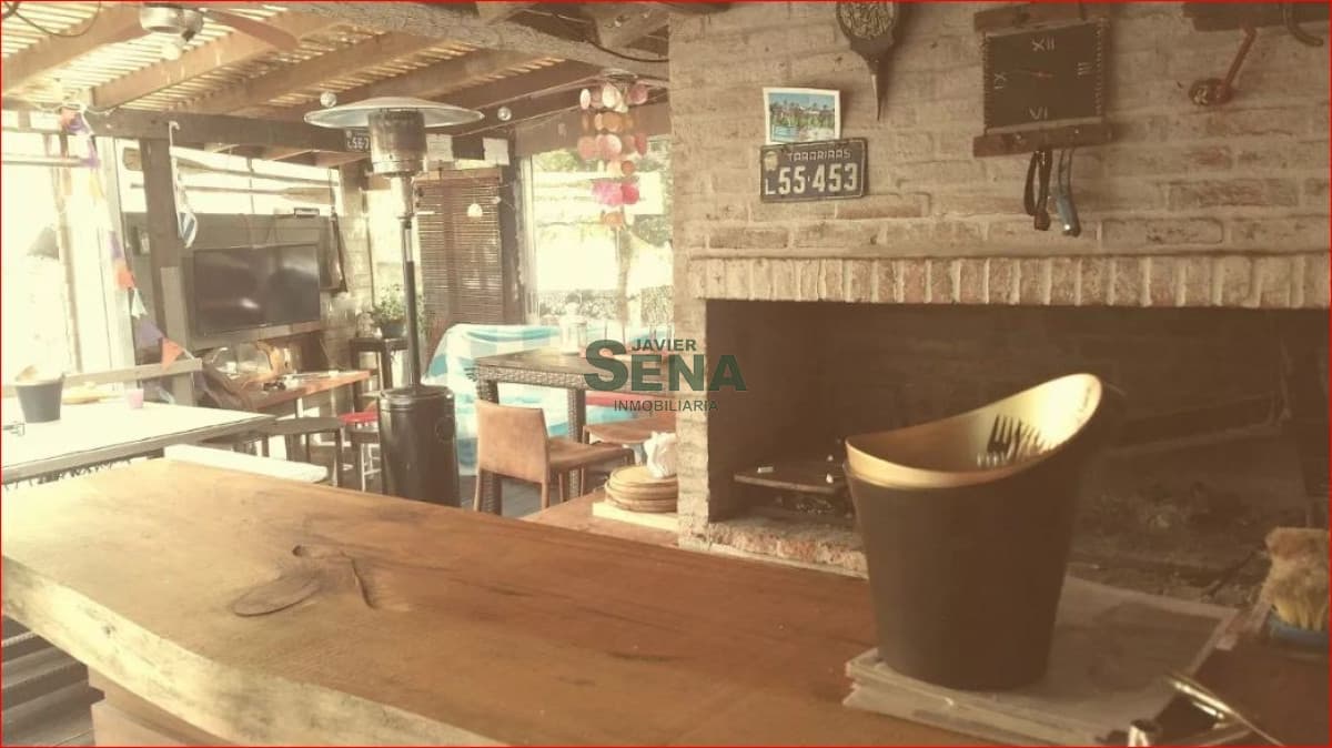 Alquiler de casa en Jardines de Cordoba, 2 dormitorios, 2 baños, lindo parque.-