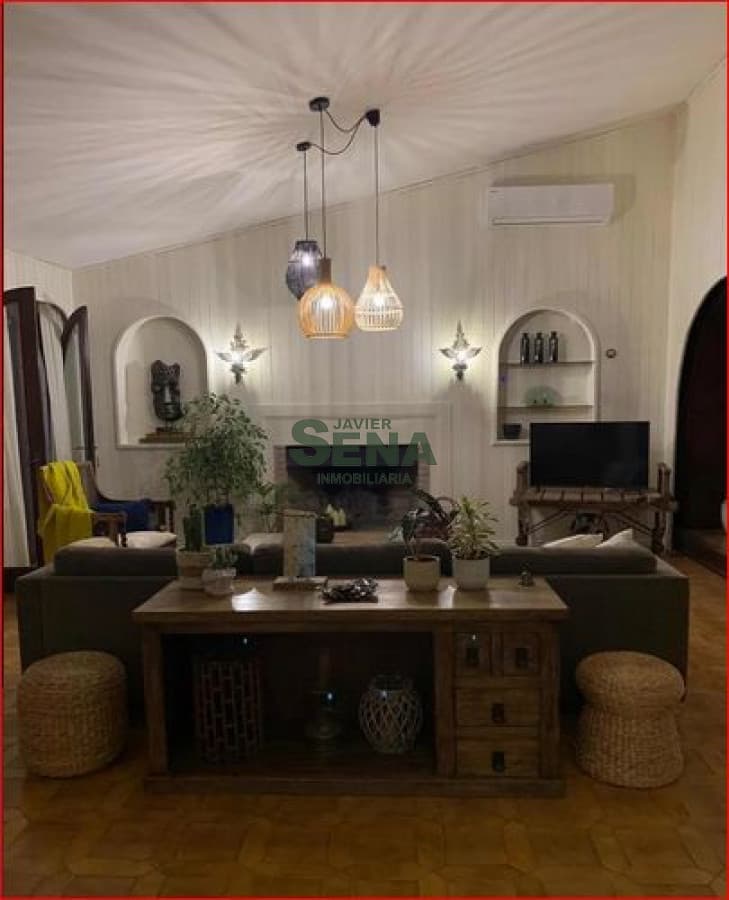 Alquiler de casa en Lugano, 3 dormnitorios, 2 baños, piscina, gran parque, cerca del mar.