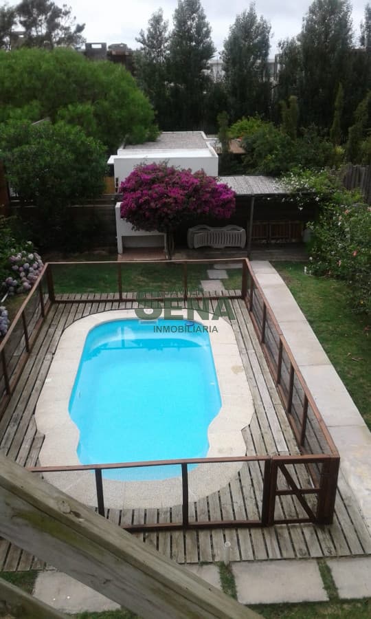Alquiler de casa en manantiales, 4 dormitorios, 2 baños, precioso lugar.