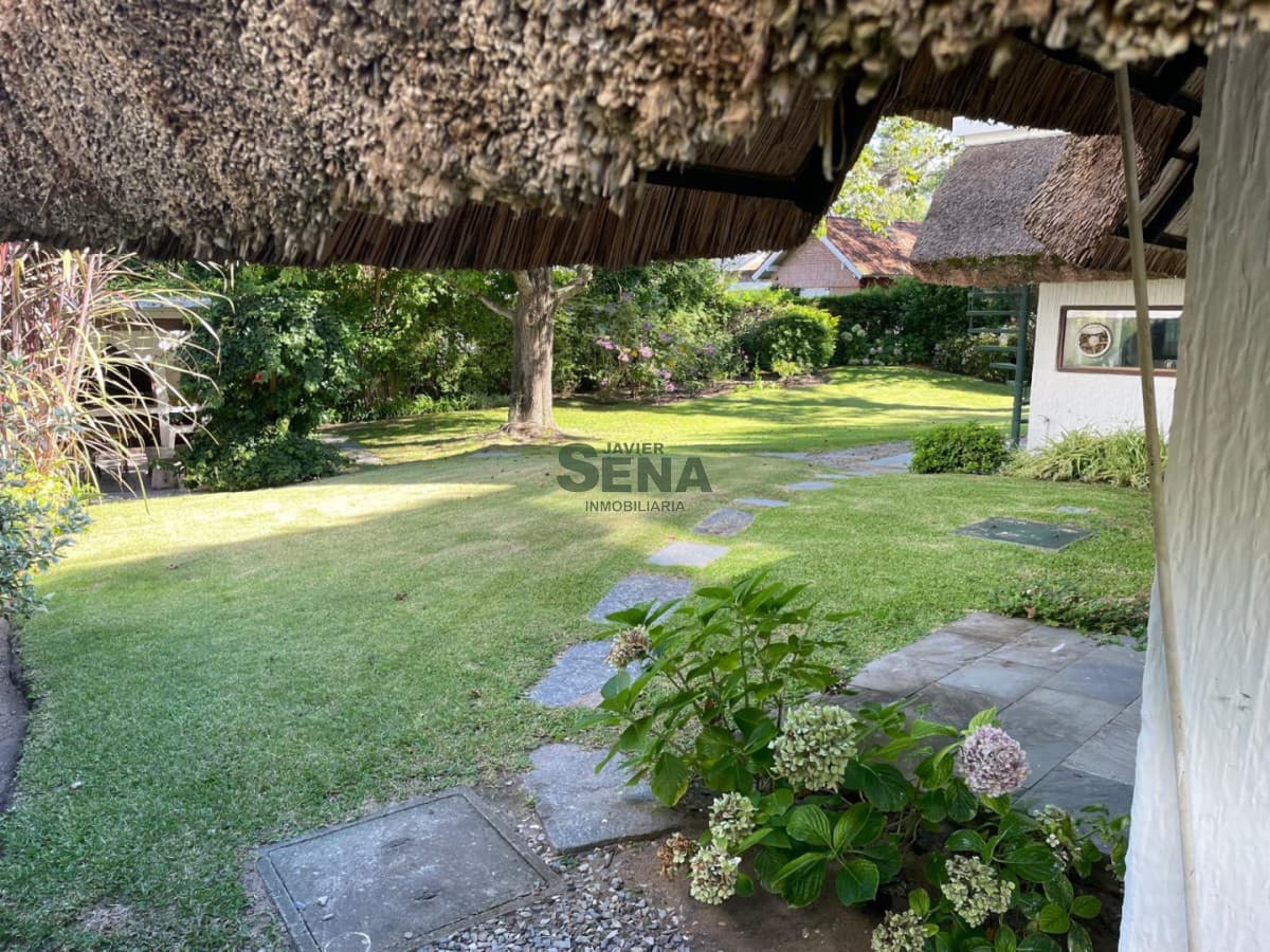 Venta de hermosa casa en Rincon del Indio, 3 dormi, 2 baños, cerca del mar.