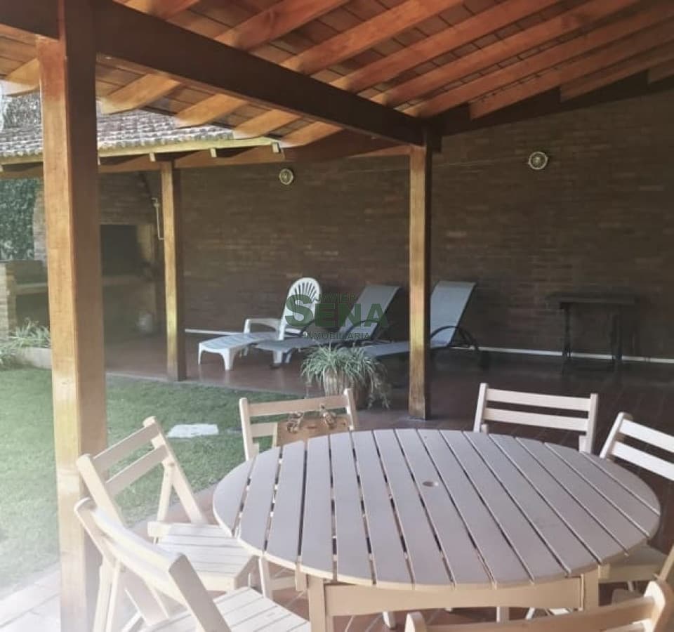 Alquiler de casa en la Mansa, 5 dormitorios, 3 baños, piscina, parque, cerca del mar.