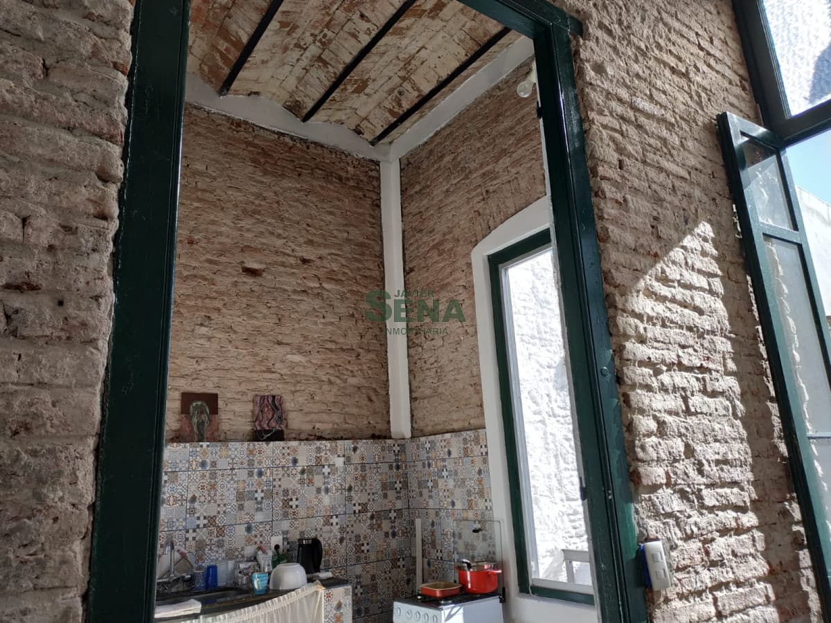 Venta de casa en Montevideo, 9 dormitorios, 4 baños, buen negocio.