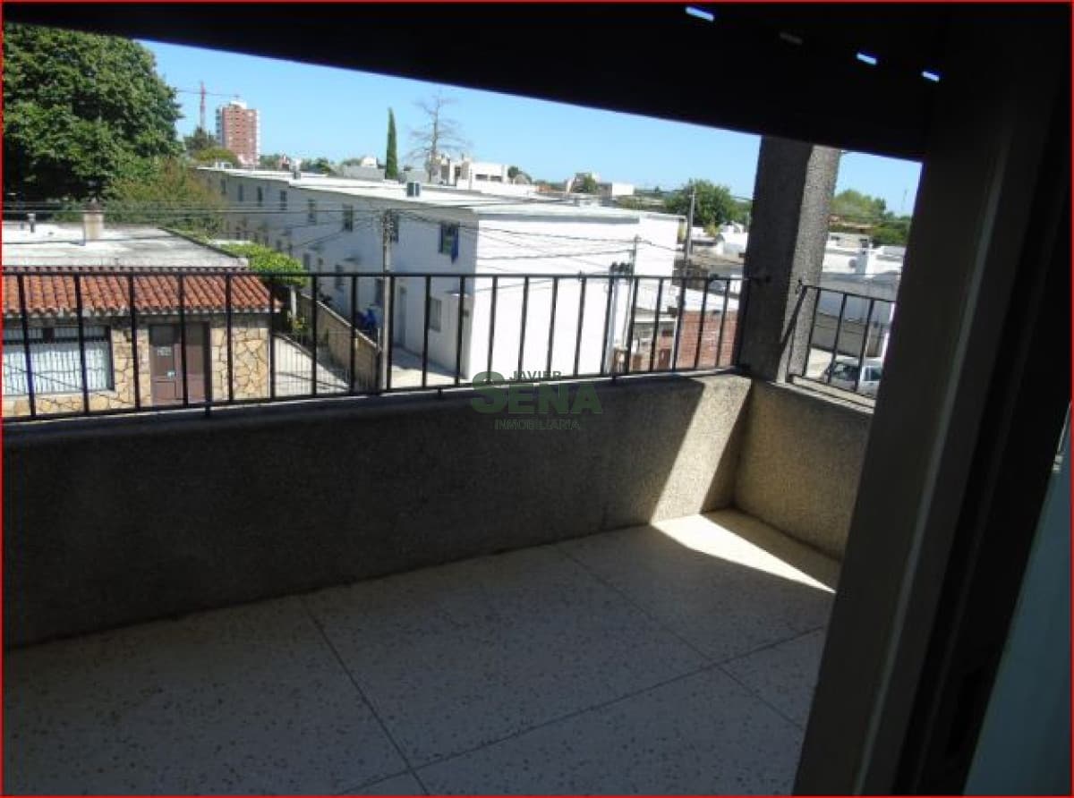 Venta de apto en Centro de Madonado, 3 dormitorios, 2 baños, patio y balcón.