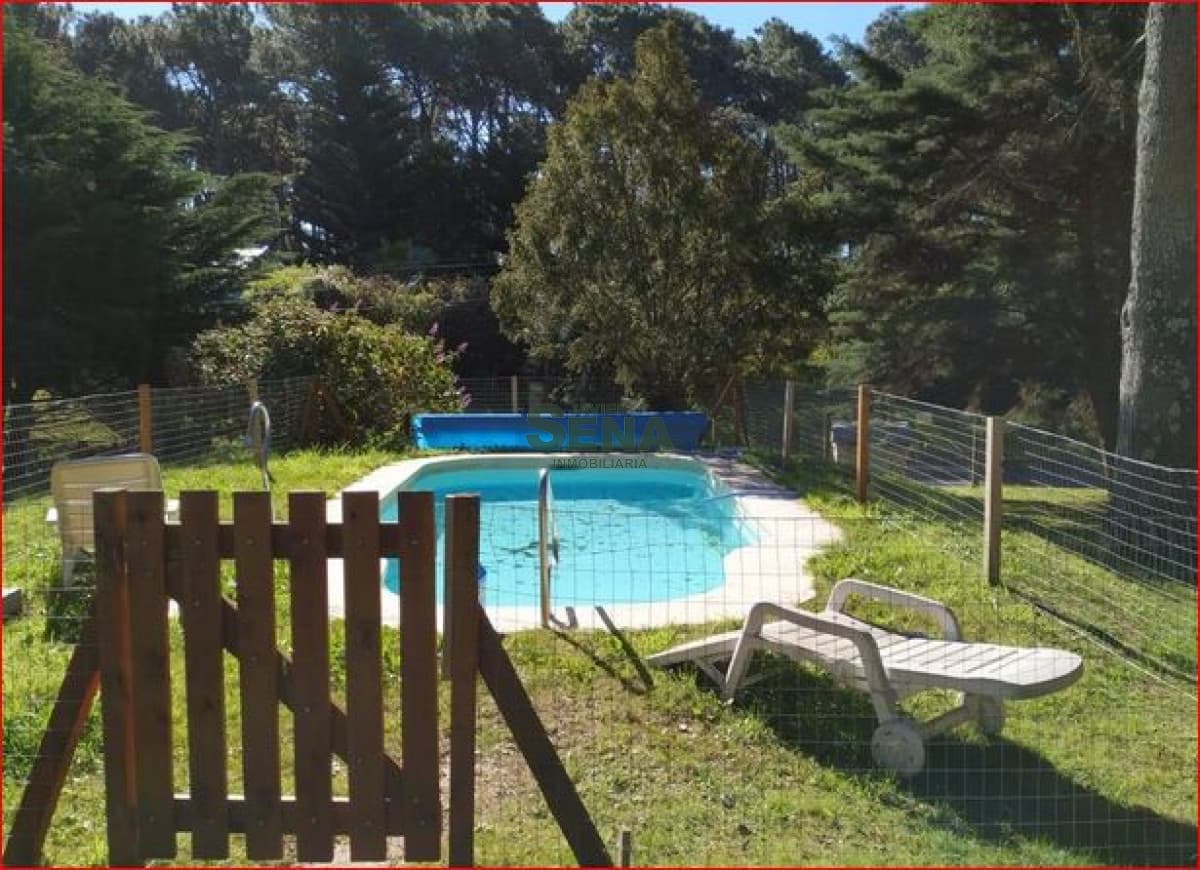 Venta y alquiler en Lugano, 5 dormitorios, 4 baños, piscina climatizada.