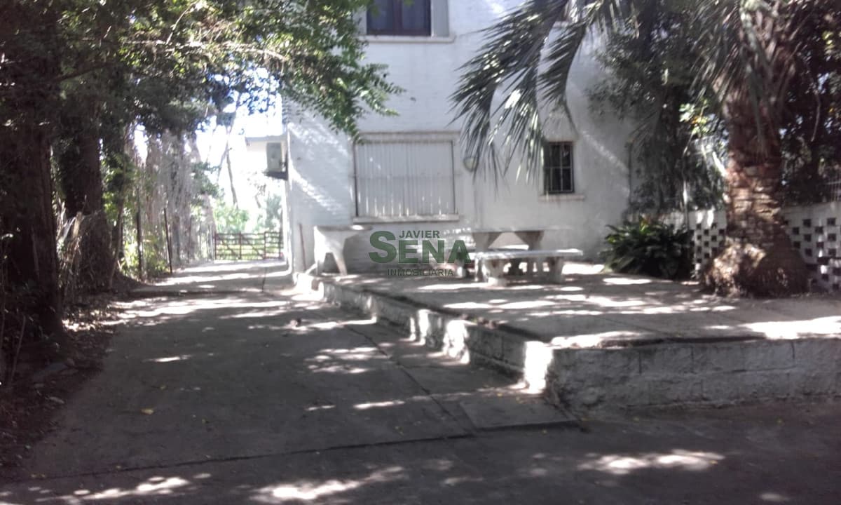 Alquiler de casa en Lugano, 3 dormitorios, 2 baños, lindo lugar con pileta.