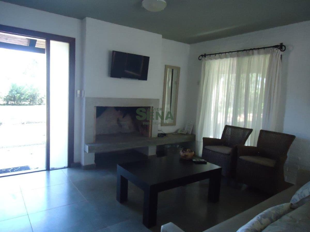 Venta de casa en Pinares, 3 dormitorios, 2 baños, cerca del mar.