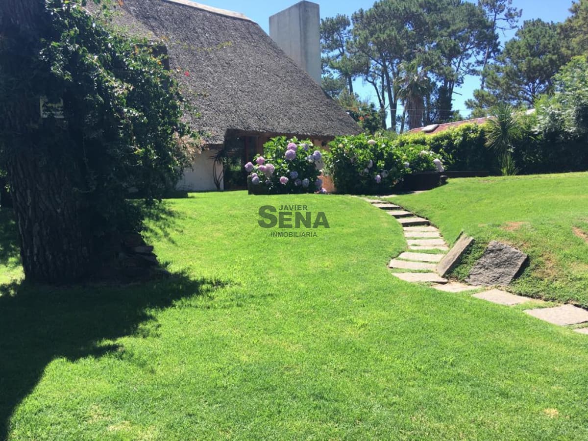 Venta y alquiler en Berverly  Hills, 3 dormitorios, 3 baños, gran terreno.