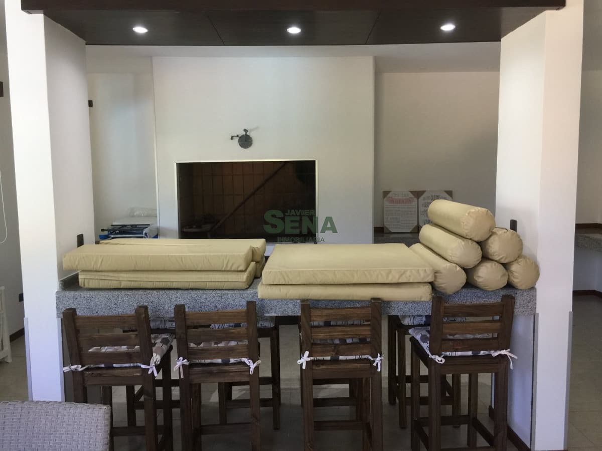 Venta en Pinares, Gran Edificacion, 4 Dormitorio, 4 baños, pileta, 2 cuadras del Mar, a estrenar.