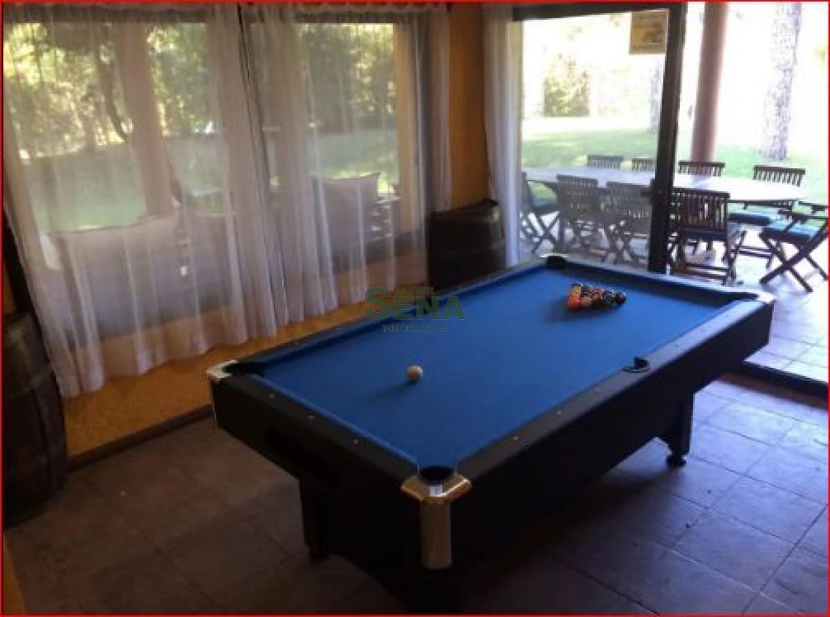 Alquiler de casa en Pinares, 5 dormitorios, 5 baños, buen parque, cerca del mar.