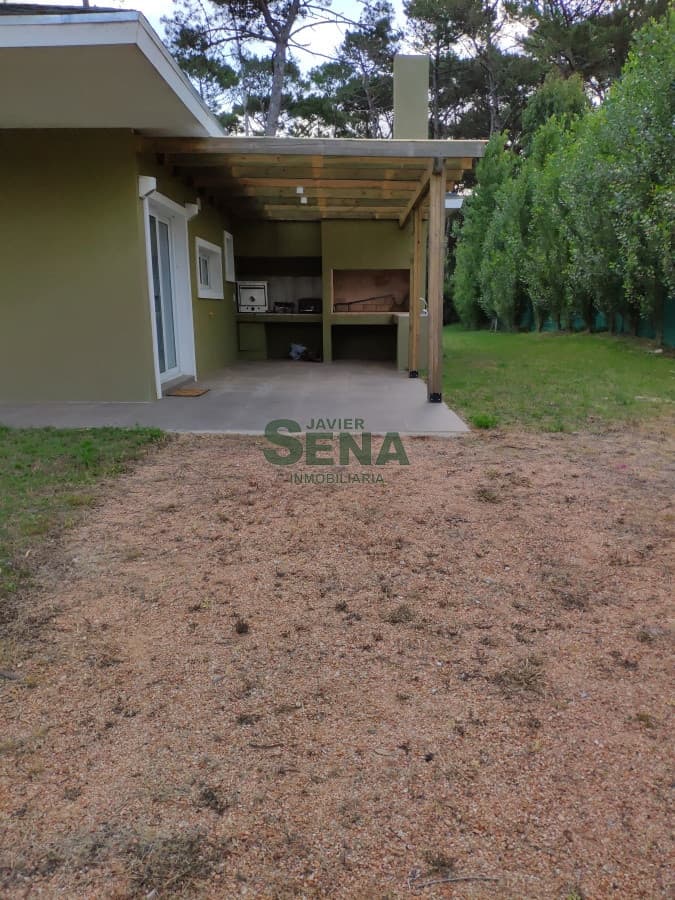 Venta y alquiler de casa en Lugano, barrio privado, 3 dormitorios 2 baños, servicio, pileta.