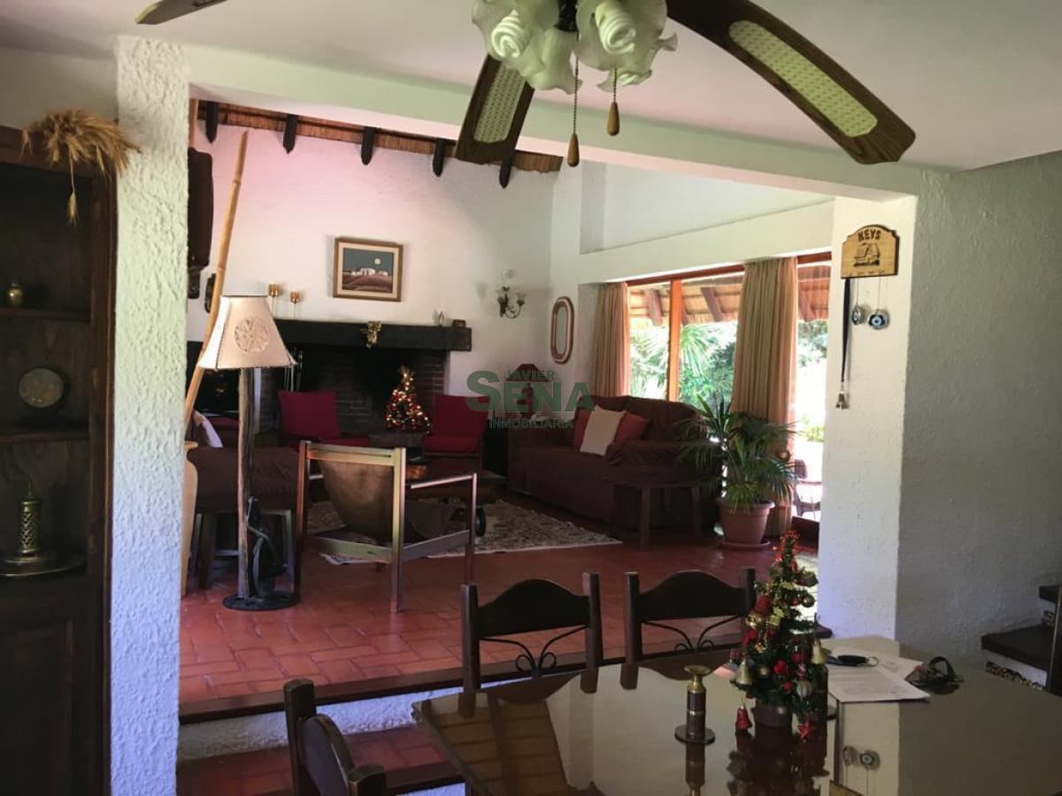 Venta y alquiler en Berverly  Hills, 3 dormitorios, 3 baños, gran terreno.