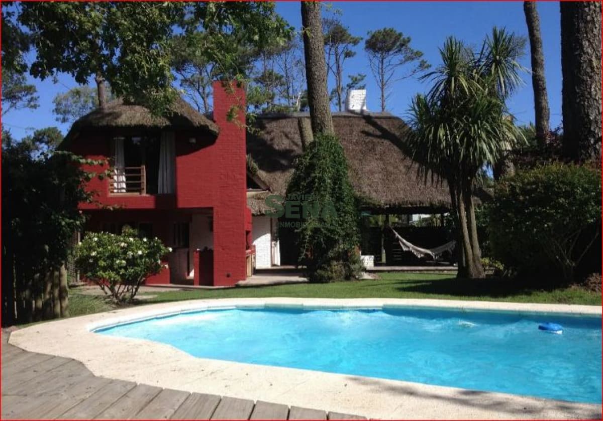 Alquiler de casa en Pinares, 3 dormitorios, 3 baños, piscina, bujen parque.