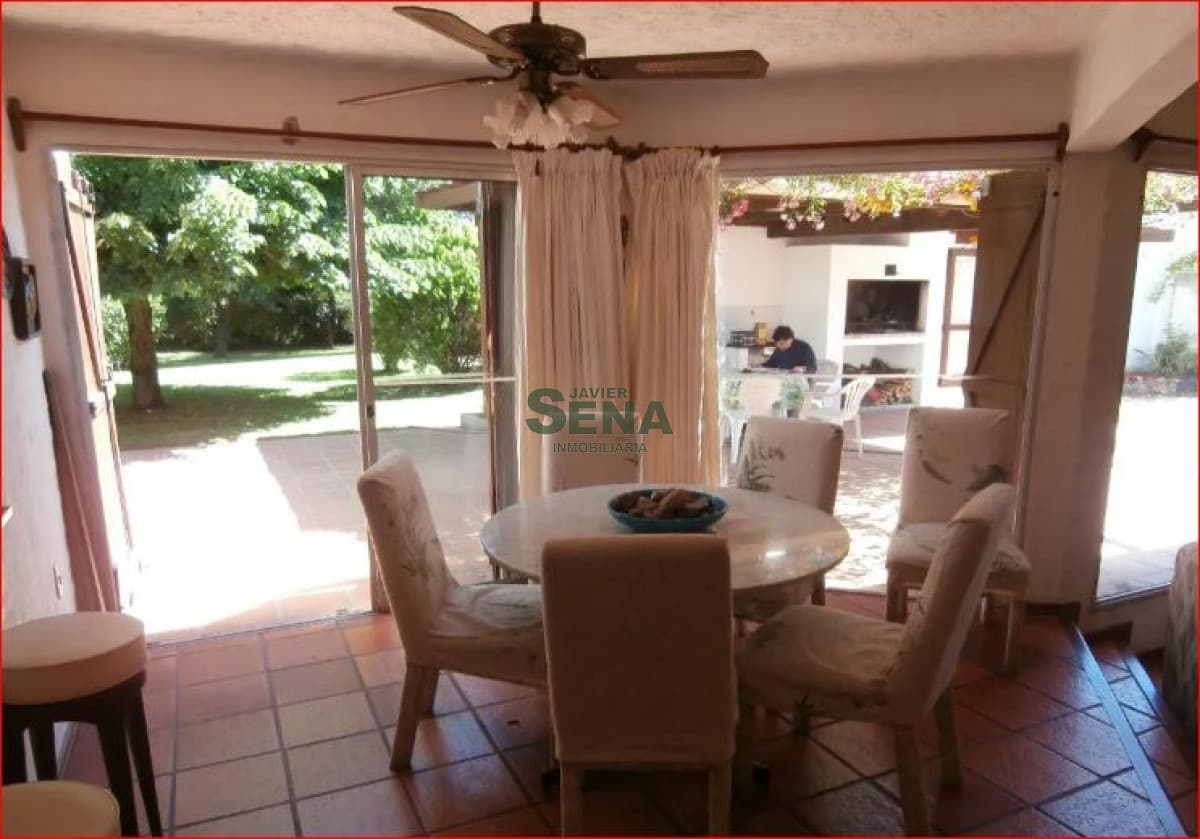 Venta de 2 casas en Pinares. 6 dormitorios, 4 baños, lindo parque, buen entorno.