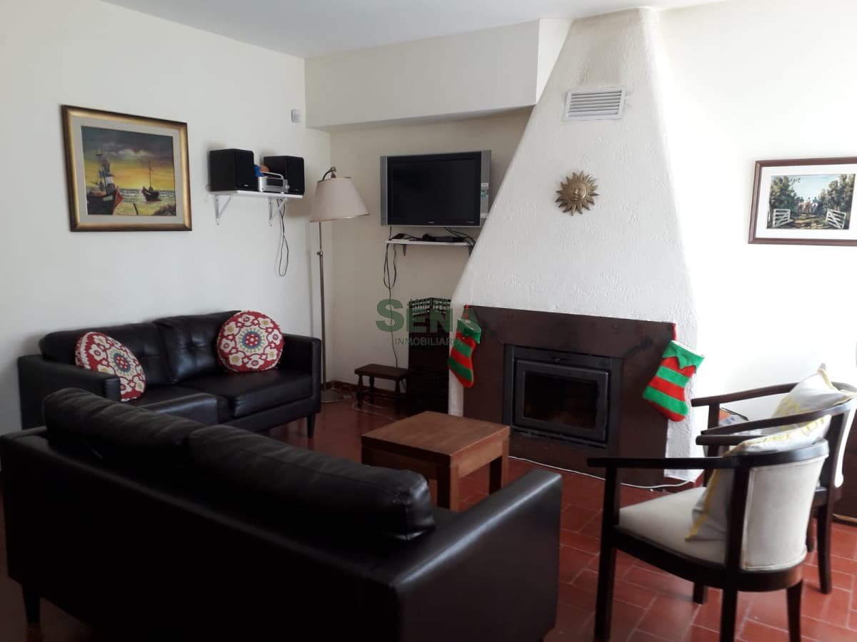 Alquiler de casa en Lugano, 3 dormitorios, 2 baños, parrilla, buen parque.