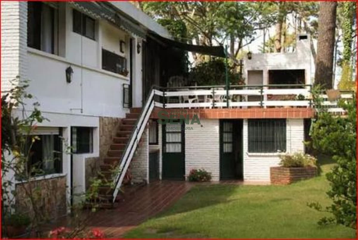 Alquiler de casa en la mansa, 6 dormitorios, 4 baños, cerca del mar, lindo jardin.