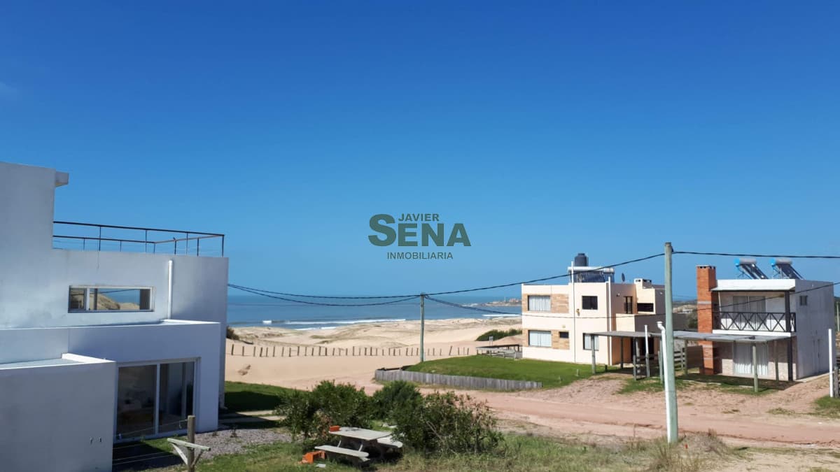 Venta de casa de 2 plantas en punta del diablo con vista.