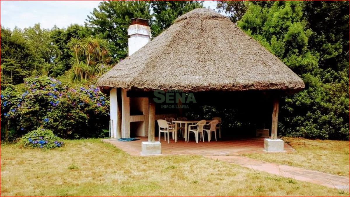 Alquiler de casa en Altos del Pinar, 4 dormitorios, 3 baños, buen parque y linda zona para veranear.