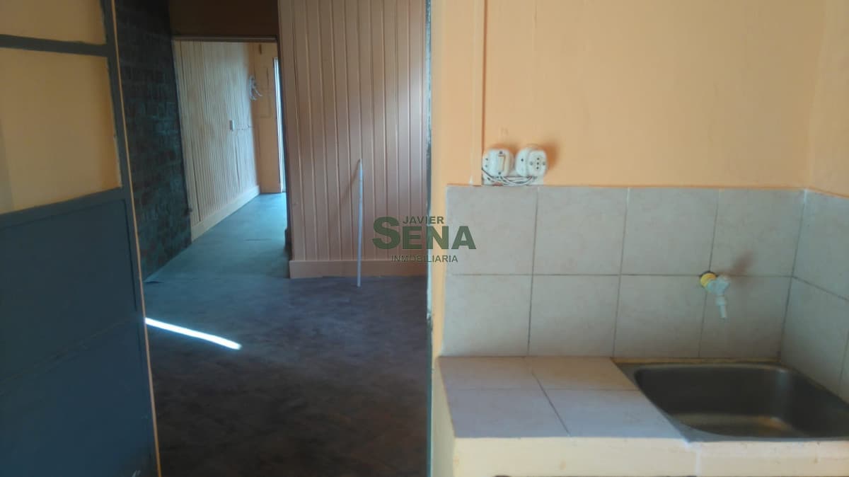 Venta y alquiler de casa en Maldonado Centro, 3 dormitorios, baño, buen terreno mas 2 aptos.-