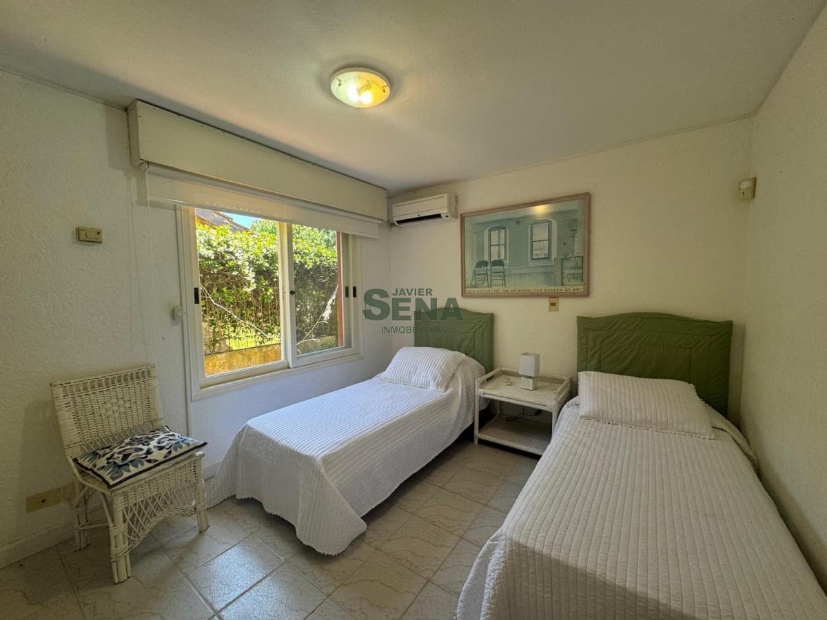 Alquiler de amplia casa con piscina en San Rafael, 4 dormitorios, 4 baños, y a dos cuadras de playa Brava