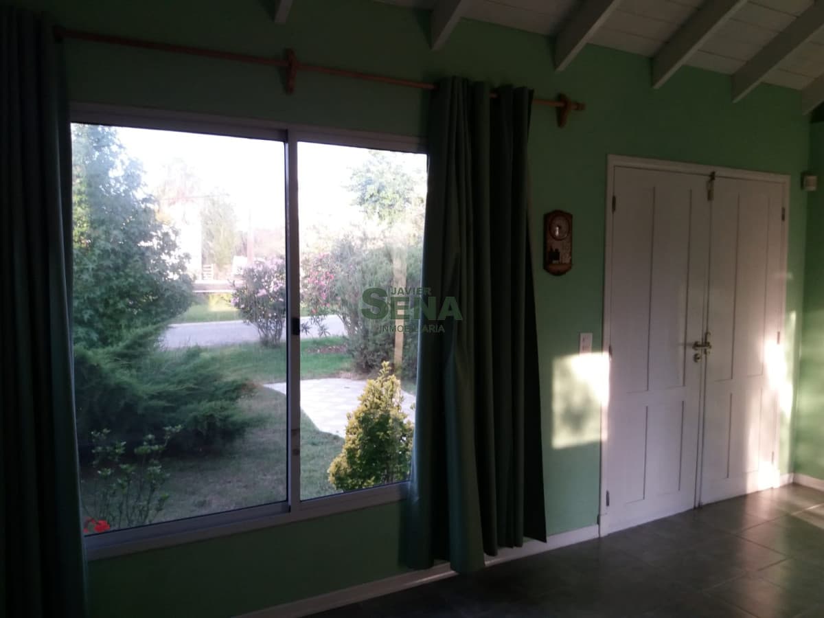 Venta y alquiler casa en pinares, 3 dormitorios, baño, lindo parque.