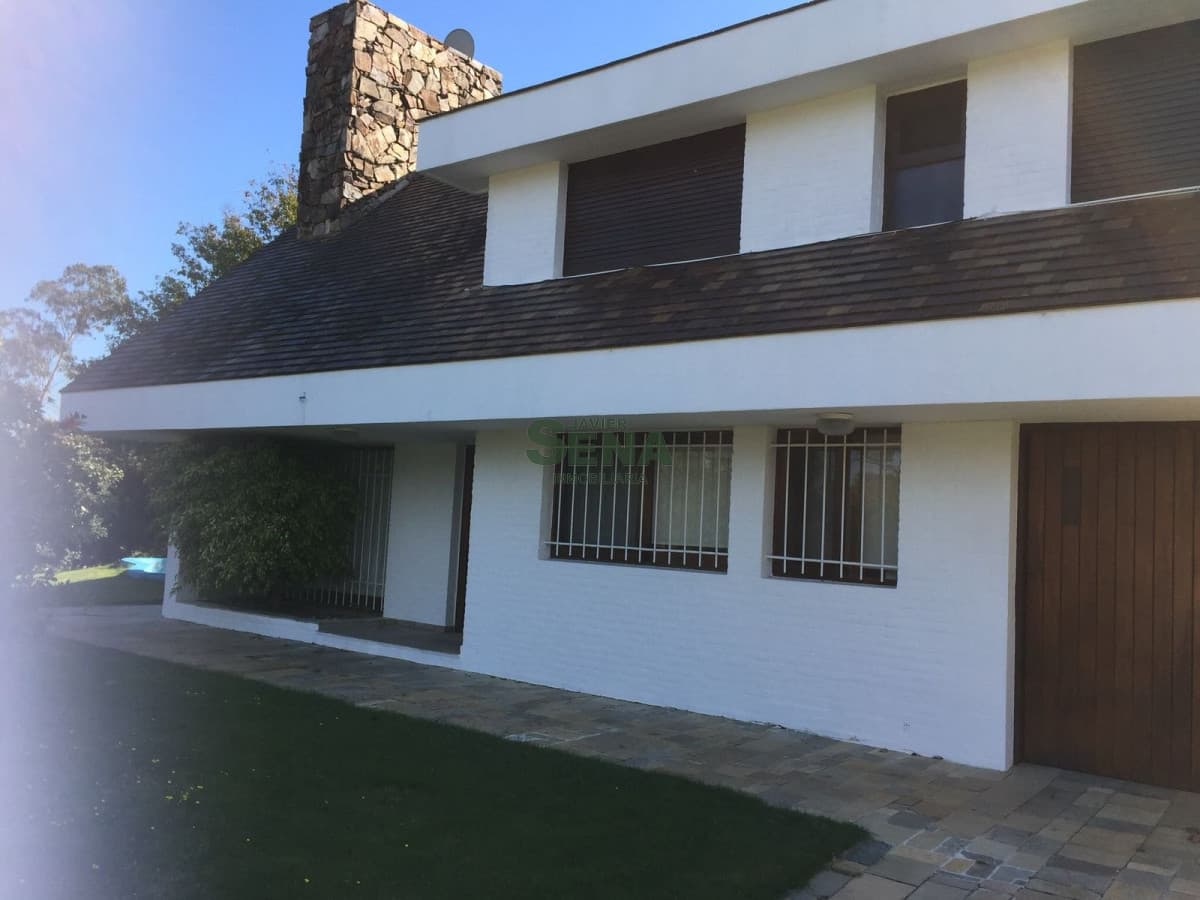 Alquiler de casa en Pinares, 4 dormitorios, 3 baños, lindo lugar, excelente construccion.