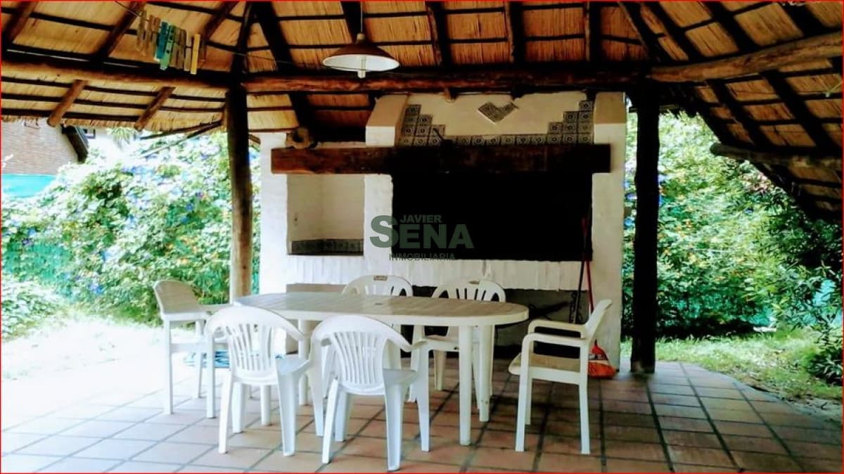 Alquiler de casa en Altos del Pinar, 4 dormitorios, 3 baños, buen parque y linda zona para veranear.
