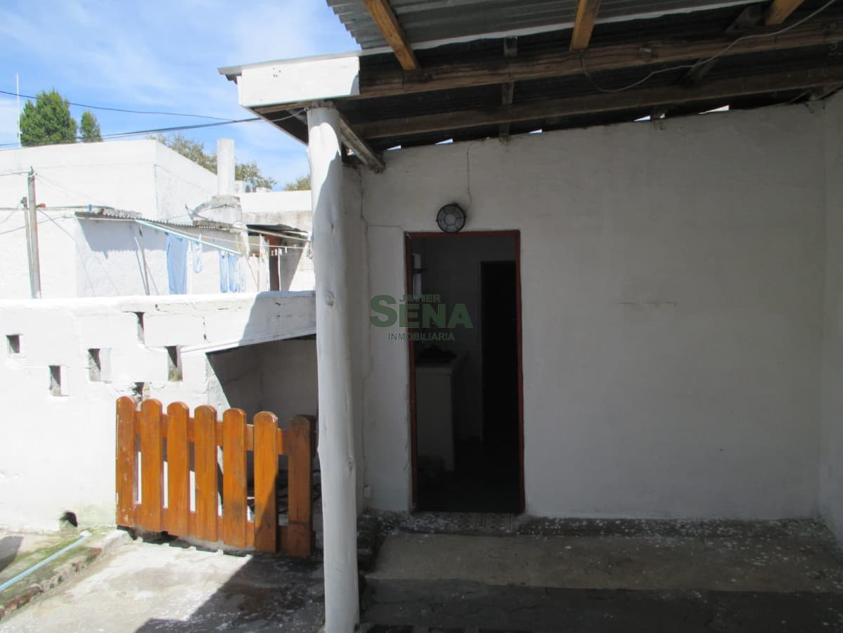 Venta y alquiler de casa en Maldonado Centro, 3 dormitorios, baño, buen terreno mas 2 aptos.-