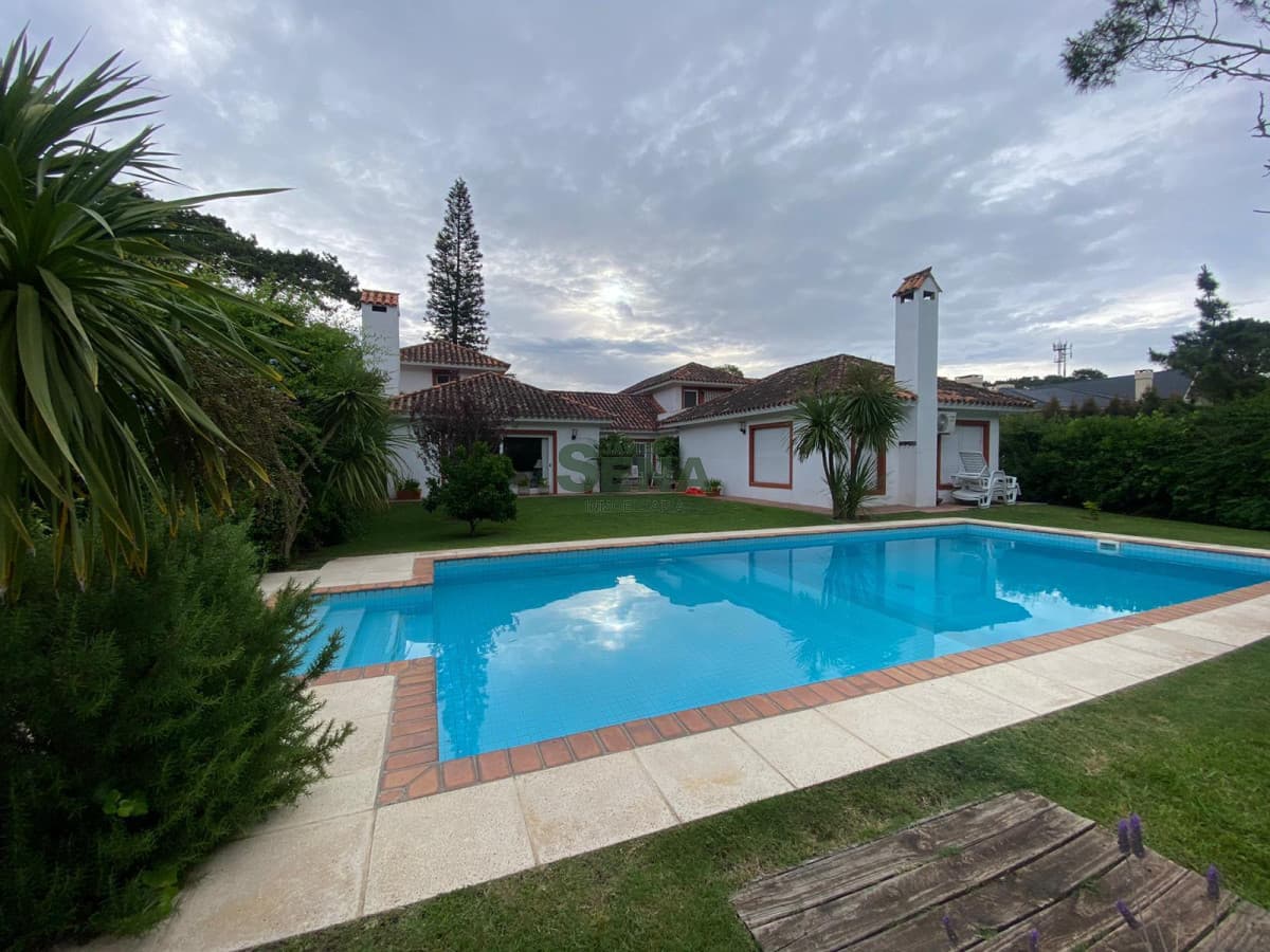 Alquiler de amplia casa con piscina en San Rafael, 4 dormitorios, 4 baños, y a dos cuadras de playa Brava