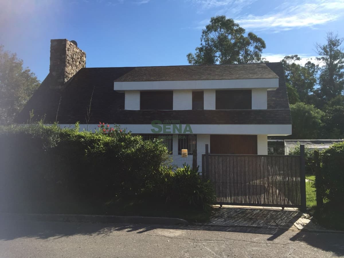 Alquiler de casa en Pinares, 4 dormitorios, 3 baños, lindo lugar, excelente construccion.