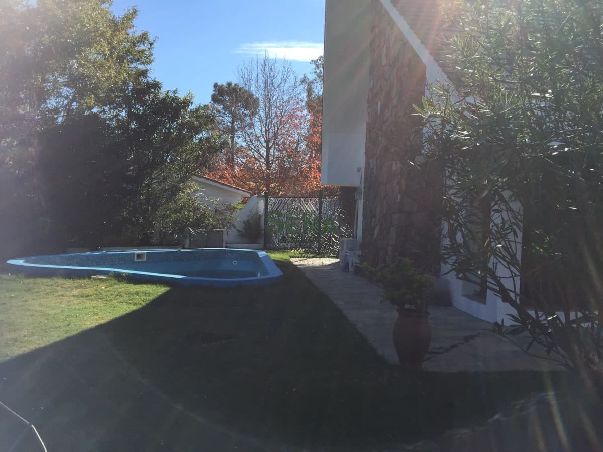 Alquiler de casa en Pinares, 4 dormitorios, 3 baños, lindo lugar, excelente construccion.