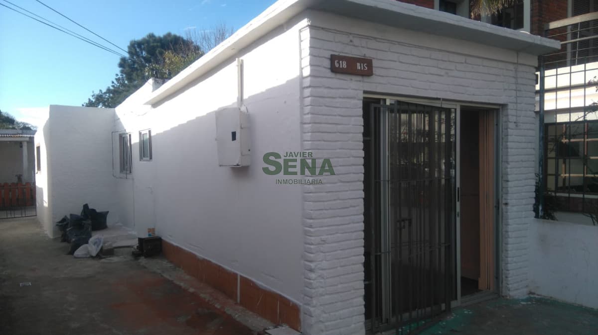 Venta y alquiler de casa en Maldonado Centro, 3 dormitorios, baño, buen terreno mas 2 aptos.-