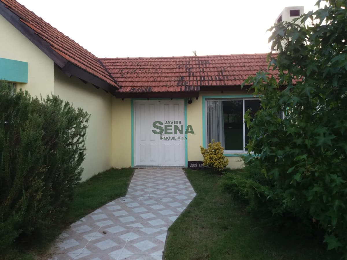 Venta y alquiler casa en pinares, 3 dormitorios, baño, lindo parque.