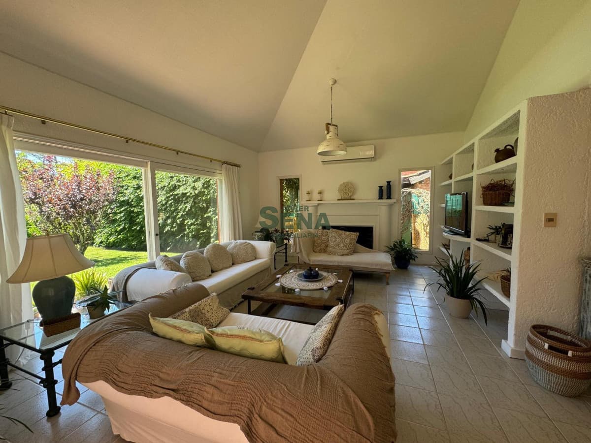 Alquiler de amplia casa con piscina en San Rafael, 4 dormitorios, 4 baños, y a dos cuadras de playa Brava