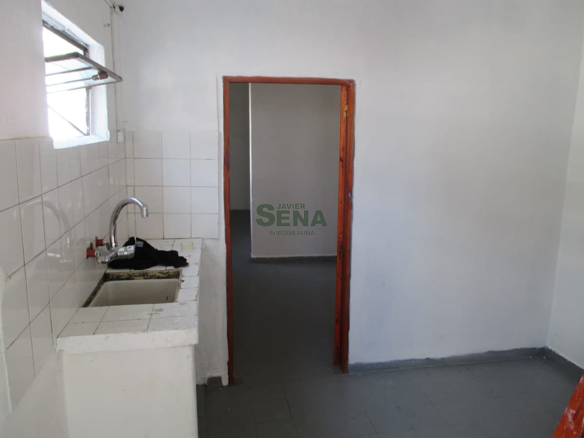 Venta y alquiler de casa en Maldonado Centro, 3 dormitorios, baño, buen terreno mas 2 aptos.-