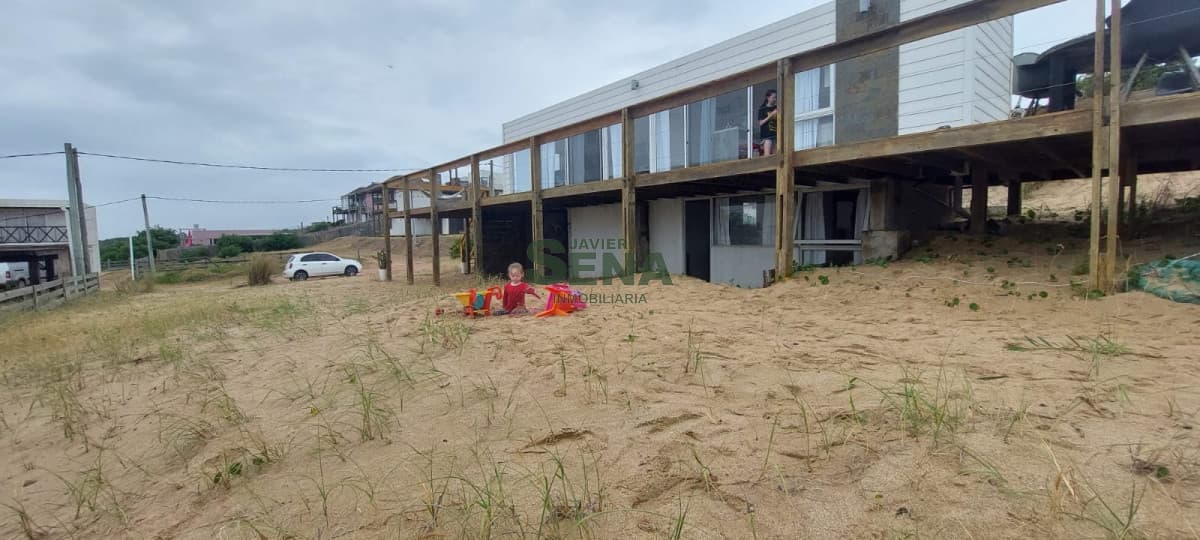 Venta de casa de 2 plantas en punta del diablo con vista.