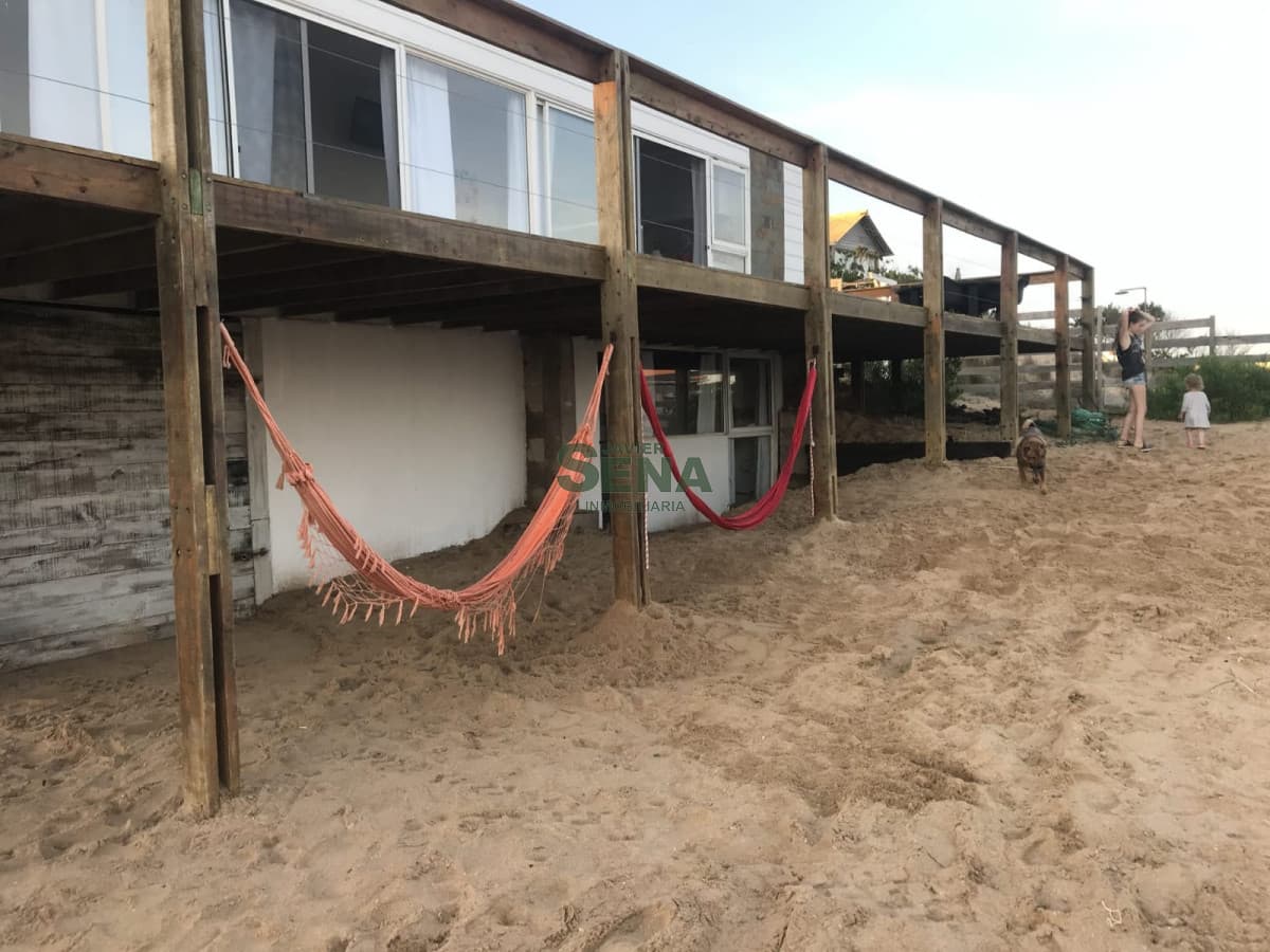 Venta de casa de 2 plantas en punta del diablo con vista.