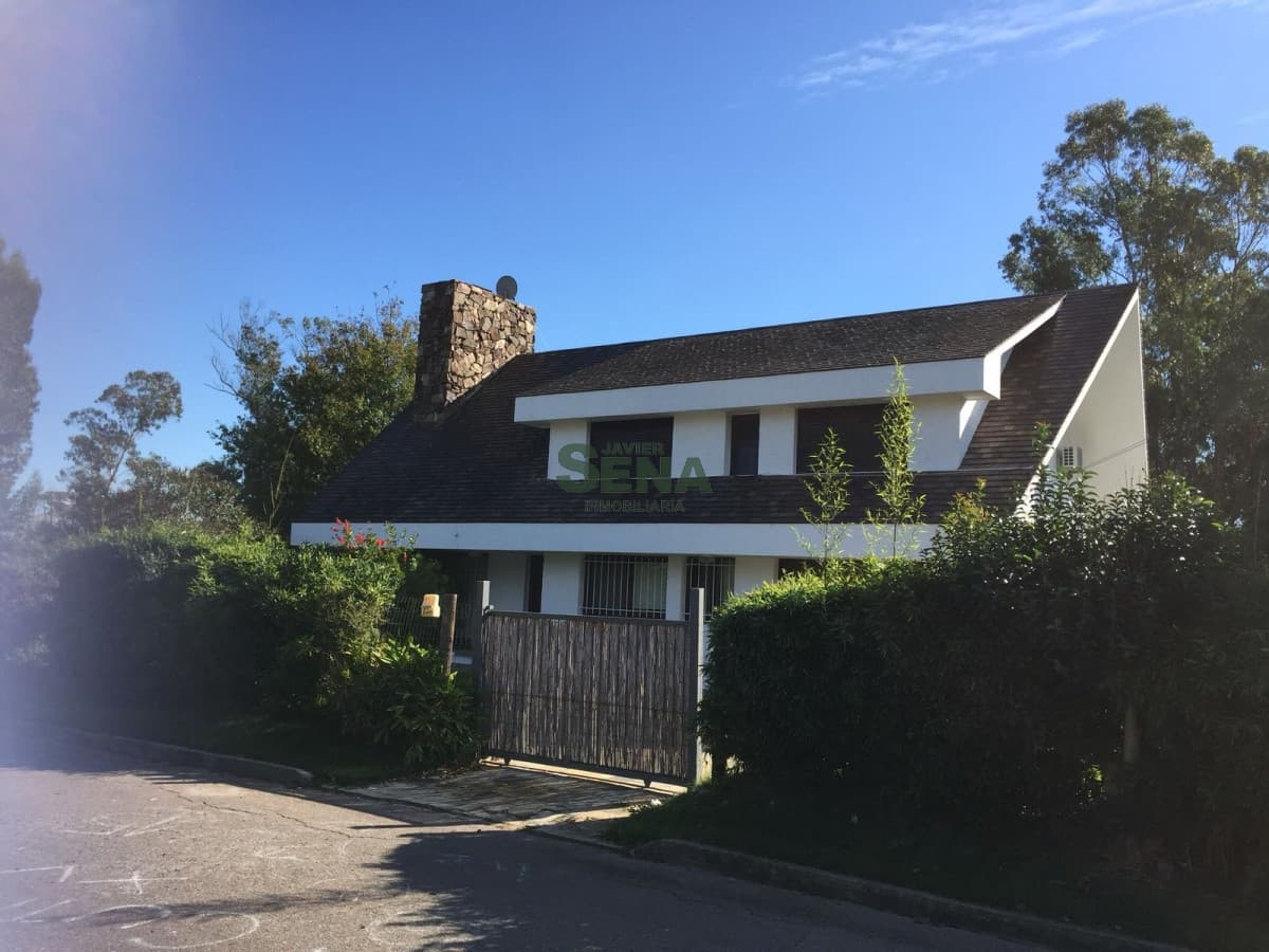 Alquiler de casa en Pinares, 4 dormitorios, 3 baños, lindo lugar, excelente construccion.
