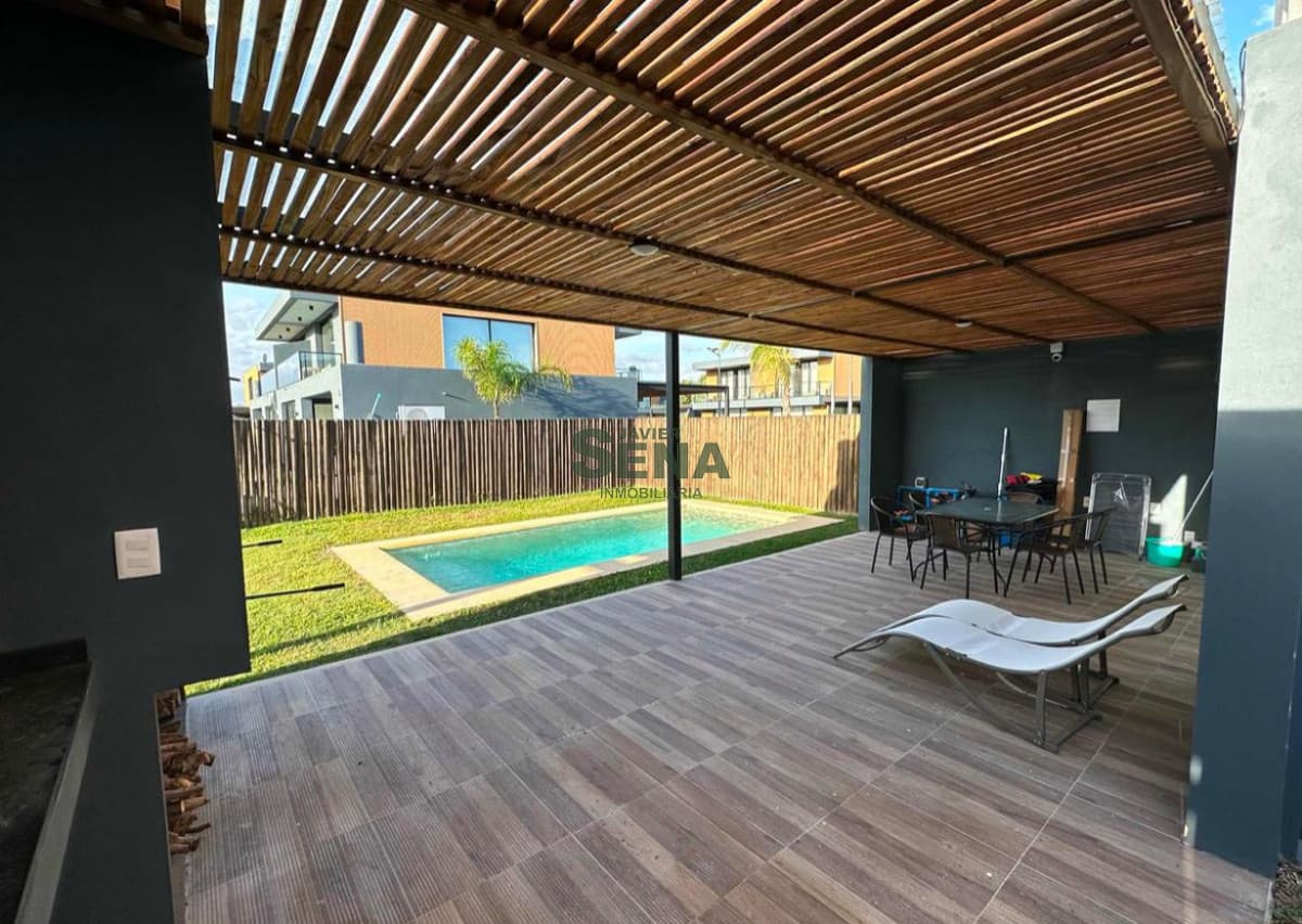 Hermosa casa en  Grutas Village, de 3 dormitorios 3 baños, piscina.