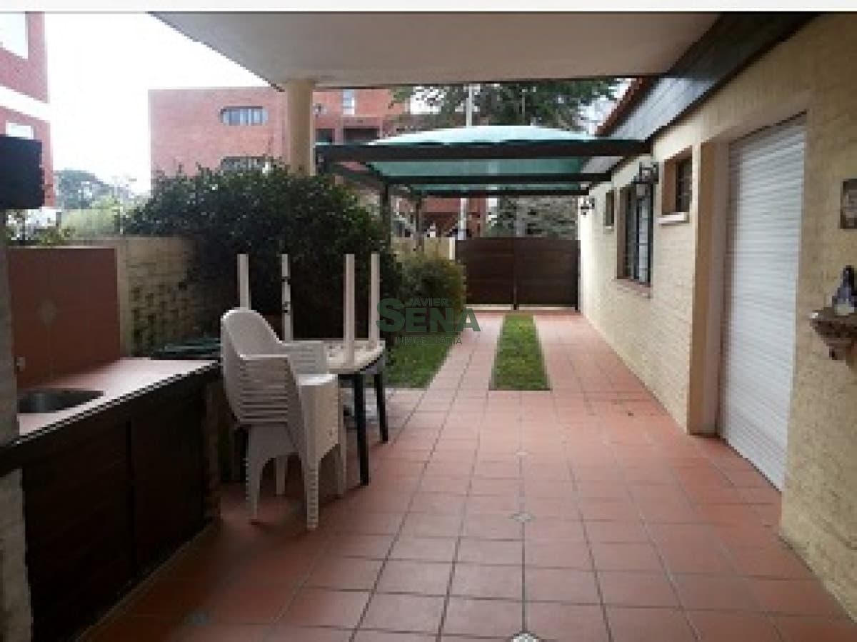 Alquiler anual de casa en la Mansa, 4 dormitorios, 4 baños, cochera y deck