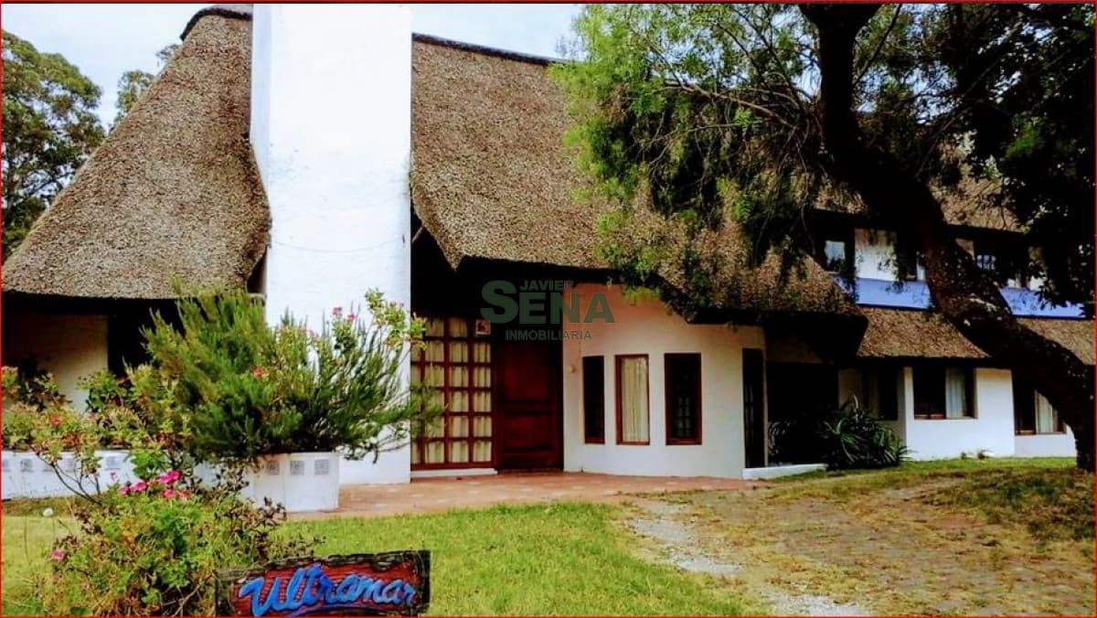 Alquiler de casa en Altos del Pinar, 4 dormitorios, 3 baños, buen parque y linda zona para veranear.