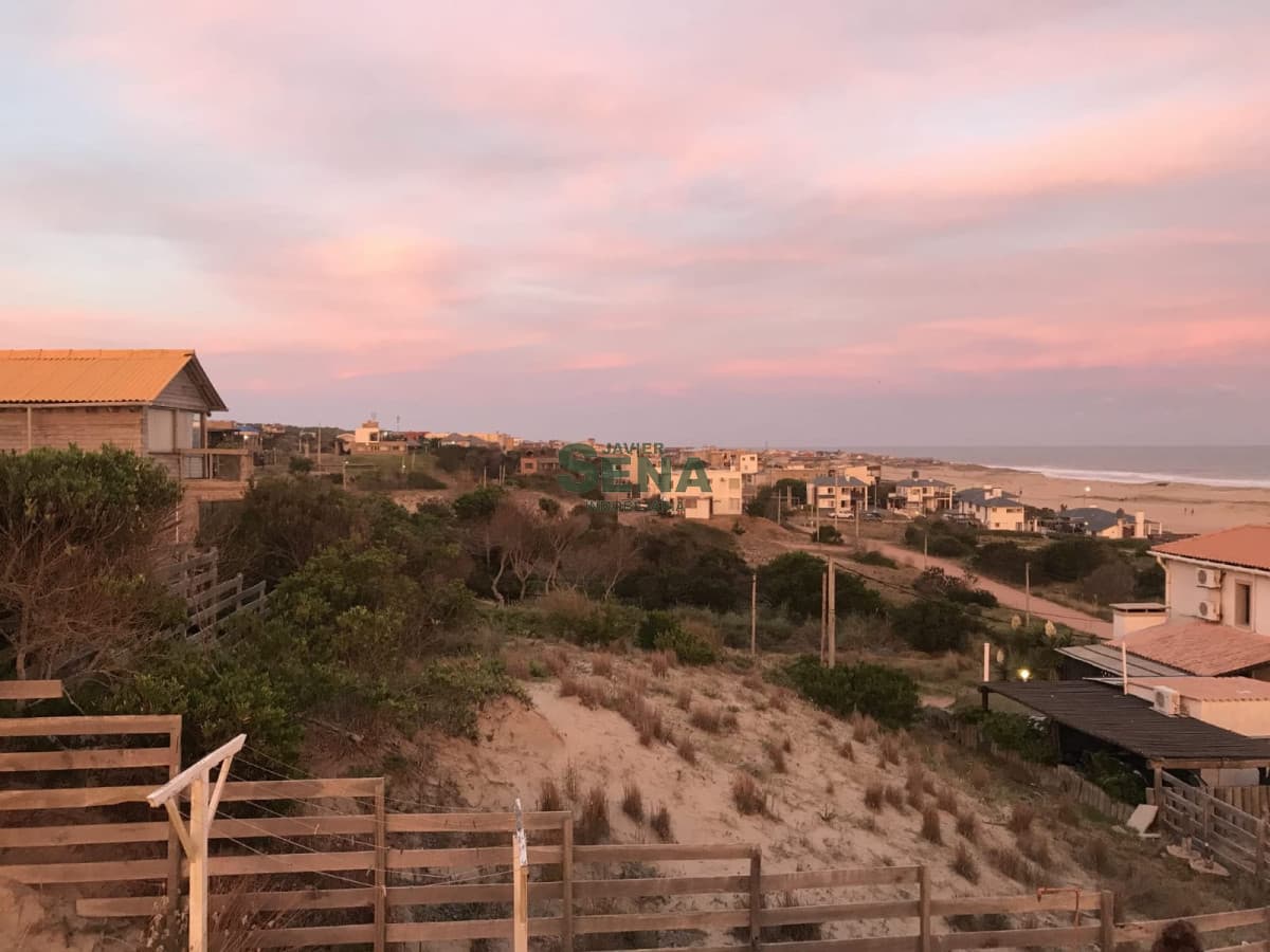 Venta de casa de 2 plantas en punta del diablo con vista.