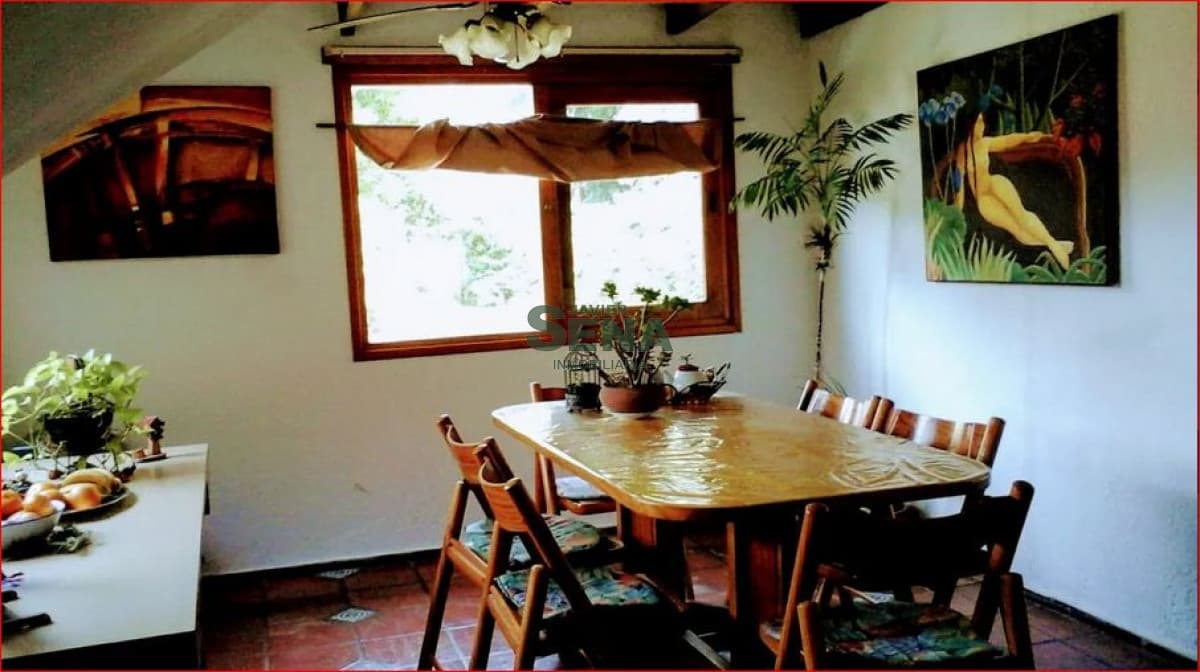 Alquiler de casa en Altos del Pinar, 4 dormitorios, 3 baños, buen parque y linda zona para veranear.