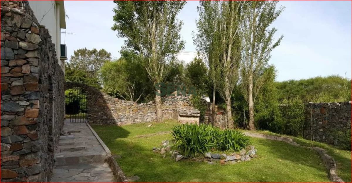 Venta de espectacular chacra en ruta 12, 9 dormitorios, 7 baños, piscina, cerca del mar.
