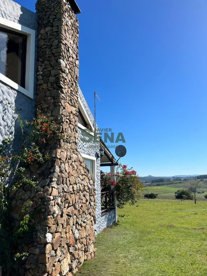 Venta de chacra en ruta 12, son 10 hectareas, con casa de 3 dormitorios, 2 baños, a un paso de Punta.